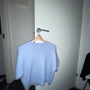 Ljus blå stickad tröja från zara - en ljus blå tröja från Zara som är i storlek M för att få bra passform då jag upplevde att den var liten i passformen. Den kommer inte till användning då jag inte gillar färgen 💗 pris tänkte jag 200kr inklusive frakt 🚚 