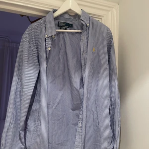 Ralph Lauren skjorta - Blå vit randig skjorta herrmodell strl L. 