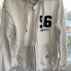 Vit tröja med dragkedja - En vit tröja med dragkedja. Den är ganska oversized i storleken. Kan mötas upp Stockholm, posta vanligt och möjligtvis skicka spårbar. Kan tänka mig sänka pris vid snabb affär. Pris EJ inkl frakt.