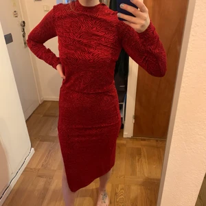 Zara klänning jaquard, stl S helt ny - Klänning från zara i tjockt vävt material. Helt ny omvänd, prislapp kvar. Nypris 349:-. Stl S men passar S/M. Stretch i midjan 