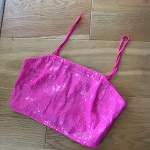 Jättefin glittrig rosa topp, endast använd en gång! Står 38 men funkade på mig som brukar ha 34/36. Banden går att justera. Perfekt till fest. Färgen kommer bäst fram i andra/tredje bilden 💞