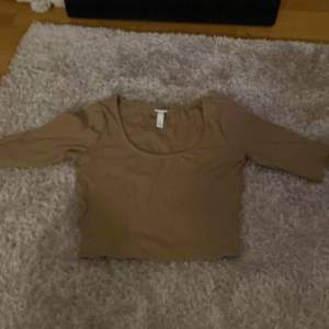 Säljer denna tshirt/magtröja i beige/brun, den är i storlek S och köpt på H&M. Använd en gång när jag testade den, den är precis som ny. Kontakta om du är intresserad eller har frågor ❤️ 