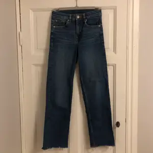 Säljer dessa raka blåa jeans från HM då jag tycker de är lite för korta för mig, är 1.66. Storleken är 34 men skulle säga att de är en 32. 