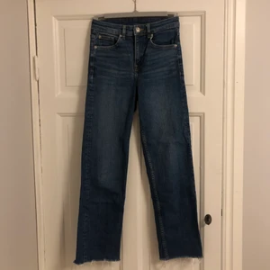Blåa jeans  - Säljer dessa raka blåa jeans från HM då jag tycker de är lite för korta för mig, är 1.66. Storleken är 34 men skulle säga att de är en 32. 