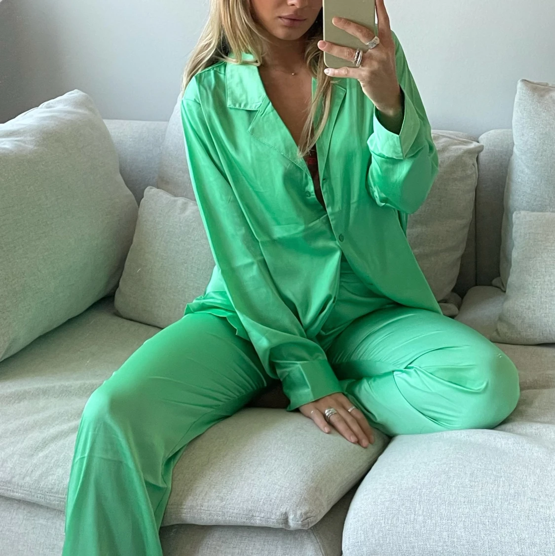 Helt nytt oanvänt satin set i grönt 