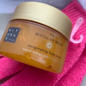 Body Scrub Rituals - En body scrub från Rituals i serien Mehr. Använder endast ”mjuka” skrubbar då min hy är känslig. Du får ett par skrubbhandskar till. Köparen står för frakten 🥰