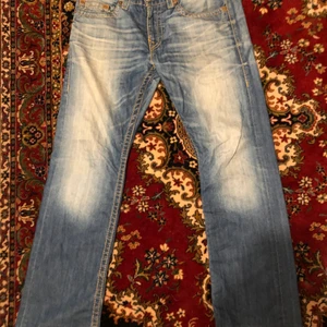 True religion jeans - Tja!, säljer mina älskade trueys eftersom de är för korta, de sitter otroligt snyggt lite bootcut ser väldigt bra ut med ett par af1, sjukt snygg fade på de. Om du har mer frågor är det bara att slänga iväg ett medelande, god kväll!