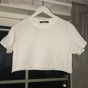 Söt croptop - Säljer denna söta croptop från bikbok, använd 1 gång och i nyskick. Pris kan diskuteras😊💕
