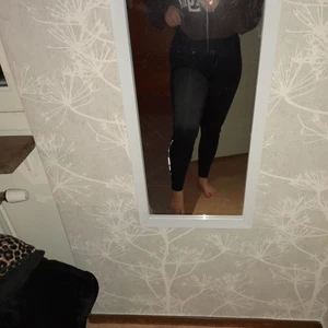 Tränings tights - Detta är ett par tränings tights i storlek M i toppen skicka dem är hur sköna som helst att ha på sig och dem är stretcha. Nu säljer jag dessa för 50 kr 