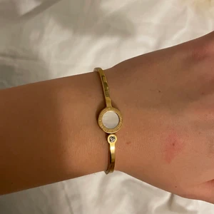 Guldfynd armband - Så fint smycke ❤️ Öppnas med fjäder på baksidan