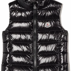 Äkta moncler väst  - Storlek M använd två gånger