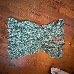 Klänning från SHEIN  - Fin klänning från SHEIN men blev för kort för mig. Strl M