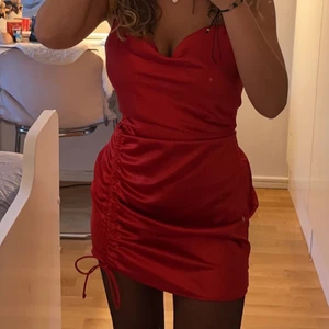 Zara klänning  - Säljer denna jätte snygga klänningen från Zara då den inte kommer till någon användning. Aldrig använd köpt i höstas för 399. Köp direkt för 350 plus frakt 