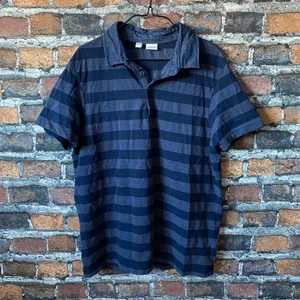 Randig y2k pikétröja - En snygg y2k pikétröja i fint skick. Sitter oversized på mig som har storlek S. För fler bilder eller mått kontakta mig ‼️ frakten är spårbar med PostNord 