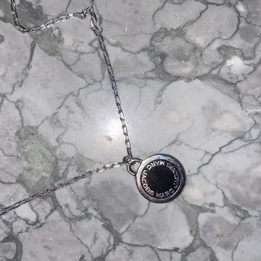 Hej säljer detta fina halsband i silver från Marc Jacobs. Äkta silver och väldigt bra kvalitet💗💗💗💗 Halsbandets länd kan regleras och komma ned ca 1,5 cm på dekolletaget (om ni kollar bilden) 👍. Accessoarer.