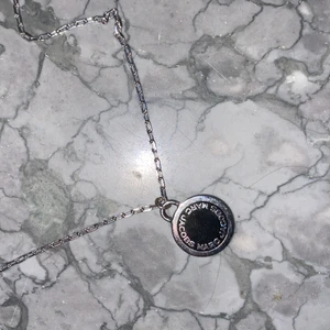 Marc Jacobs halsband - Hej säljer detta fina halsband i silver från Marc Jacobs. Äkta silver och väldigt bra kvalitet💗💗💗💗 Halsbandets länd kan regleras och komma ned ca 1,5 cm på dekolletaget (om ni kollar bilden) 👍