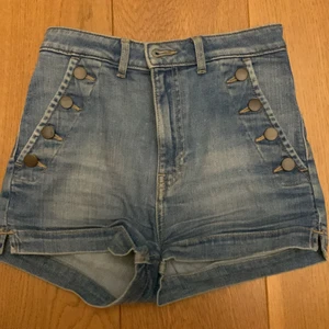 Jeansshorts från H&M - Blåa jeansshorts från H&M, storlek 34.