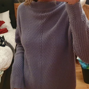 Stickad blå tröja - Stickad tröja i ett mjukt material. Liten polokrage. Superfin blågrå färg! Fina detaljer. Köpt på asos för ca 2 år sedan! Sparsamt använd