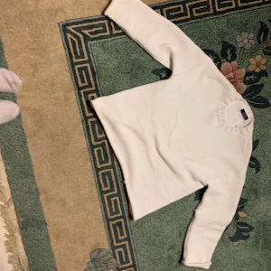 Vit tjock stickad tröja XS-S   - Vit tjock stickade tröjan. Köpte den från Turkiet 🇹🇷 vill inte ha den därför jag var inte bekväm i den. Det enda felet som plagget har är att den har en pytte lite läppstift fläck:( har inte använt den i 2år. Har bara använder 1-2  gånger. 