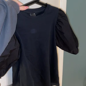 Söt topp - Svart gullig topp med puff ärmar!