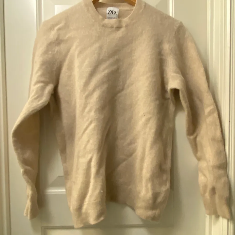 Nice tröja från Zara, använd ca 5 gånger. Den är i storlek medium men har krympt i tvätten, skulle säga att det är en XS eller alternativt typ S/M på en tjej. Bra skick!. Tröjor & Koftor.