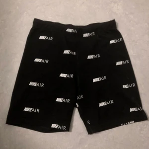 Cykelbyxor nike air M - Cykelbyxor från nike i gott skick! Dam storlek M.   