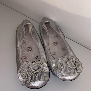 Ballerina skor  - Säljer silvriga ballerina skor som nästan aldrig är använda. storlek 39 och är i väldigt bra skick. Dom kostar 50kr