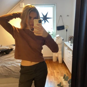 Långärmad tröja - Säljer denna fina oanvända tröja från bikbok med lappen kvar! Köpt för 299kr. ❗️OBS❗️ Jag är en S men tröjan är i XL så sitter lite oversize på mig. Färgen är lilabrun som man ser bättre på bild 3. Frakten ansvarar köparen för själv, (66kr spårbart) Högst bud får den💞