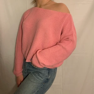 Ljusrosa stickad tröja! - En helt oanvänd ljusrosa stickad tröja med bred halsringning från NA-KDs collab med Josefin Ekström. Är 170 och har oftast S/36. Nyskick!! 