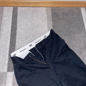 Dickies byxsor storlek 38-40 - Nu är det dags att sälja mina byxsor som är från dickies pågrund av de är för små på längden, byxsorna skulle vara perfexkt på någon som är under 170! 