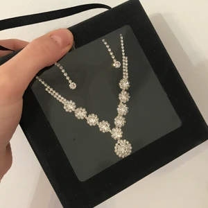 Halsband och örhänge - Silvrig Halsband och örhänge set, i bra skick och oöppnad förpackning! Frakt/15kr