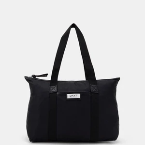 Day Et Gwyneth väska - En svart Day Et Gwyneth väska. Köpt för några år sedan, ganska använd. 200kr plus frakt