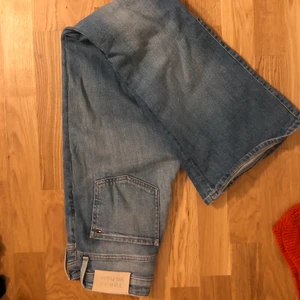 Flared jeans - Jeans från tommy hilfiger som endast är använda 2-3 gånger men var för små redan vid köp. de är sjukt fina och vill endast sälja vid bra pris, har ej kvar kvittot men köpte för ungefär 800-900kr vid rea och nypris var 1200 om jag minns rätt (OBS ) de är ljusblåa och bilden är tagen i mörker)