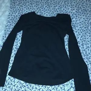 En enkel svart tröja, köpt på hm för 50kr. Är i xs men skulle passa s också❤️