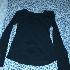 Svart tröja - En enkel svart tröja, köpt på hm för 50kr. Är i xs men skulle passa s också❤️