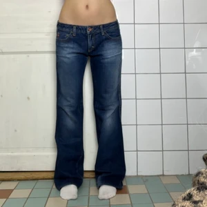 Miss Sixty jeans - Superfina lågmidjade miss sixty jeans!!! I modellen Mary J midjemått 41cm innerbenslängd 79cm