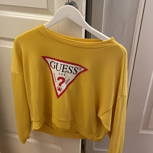 💛Guess tröja💛 - Fin tröja från Guess, köpt för ca 2-3 år sedan på Åhléns Sthlm. Trycket ska vara slitet. Jag står för frakten⚡️