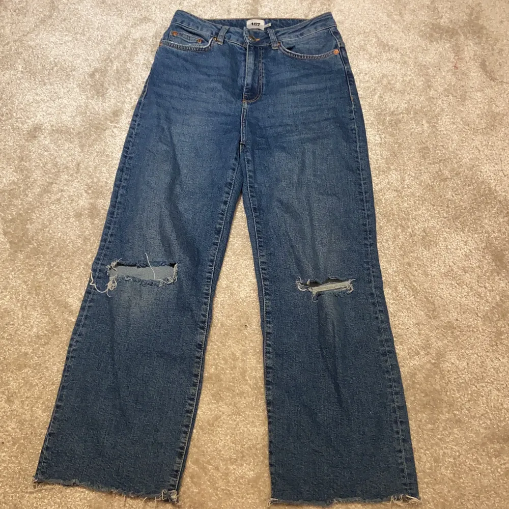 Baggy jeans från lager 157 mörk blåa med hål i. Gott skick storlek S. Jeans & Byxor.