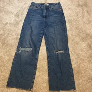 Baggy jeans från lager 157 mörk blåa med hål i. Gott skick storlek S