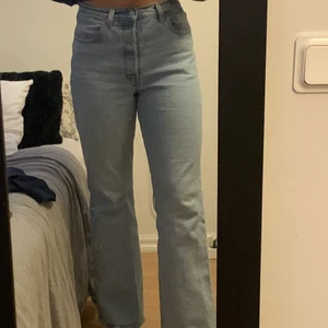 Levi’s ribcage flare  - Snygga högmidjade blåa jeans från levi’s, köpta på zalando för 1250 kr, sitter som en 38. Säljer pga. att de är för korta för mig, innerbenslängd 78cm. Köparen står för frakt.
