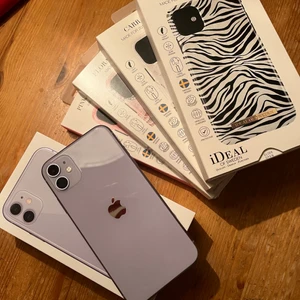 iPhone 11 (lila, 64GB) - Säljer min iPhone 11. Laddare och mobillåda tillkommer + fyra skal i perfekt skick. (Det blommiga skalet som har en liten ”spricka” i högra hörnet. Mobilen har inte tappats utan den uppkom bara). Mobilen har alltid varit i ett skal och haft glasskydd på, det sitter fortfarande på och har slitits lite nere i hörnet. Annars är det inga repor eller defekter på själva mobilen. Högtalarna är lite sämre från när mobilen var ny, det är inte lika ”rent” och är lite lägre. Säljes i befintligt skick. 