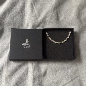 Sliver halsband - Säljer nu mitt halsband i äkta silver🩶 Kedjan är köpt på albrekts guld⭐️ och är i fint skick. Den är 45cm lång🙌📏 Orginal lådan medföljer📦🙃 Bara att skriva om nu har några funderingar!! 