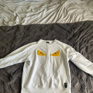 Vit Fendi tröja  - Säljer denna tröja för att den är för liten på mig har använt den kanske 5 gånger så den är i bra skick hör av dig om du har några frågor! kan tänka mig byta mot nått också