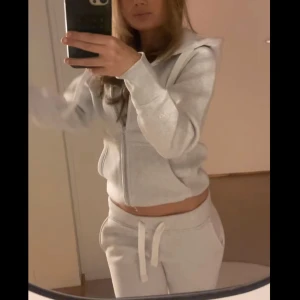 Ljusgrå mjukisbyxor från Russemerch XS  - Ljusgrå mjukisbyxor från Russemerch med raka ben och normal passform. Dom är helt oanvända och jag säljer de eftersom jag råkade köpa fel storlek. Säljer de 100kr billigare än normal pris + oanvända med lapp kvar. 💓 