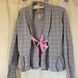 Odd Molly kofta - Söt mönstrad kofta från Odd Molly. Rosa Knut and och lite volang längds ned. Skriv vid frågor😙