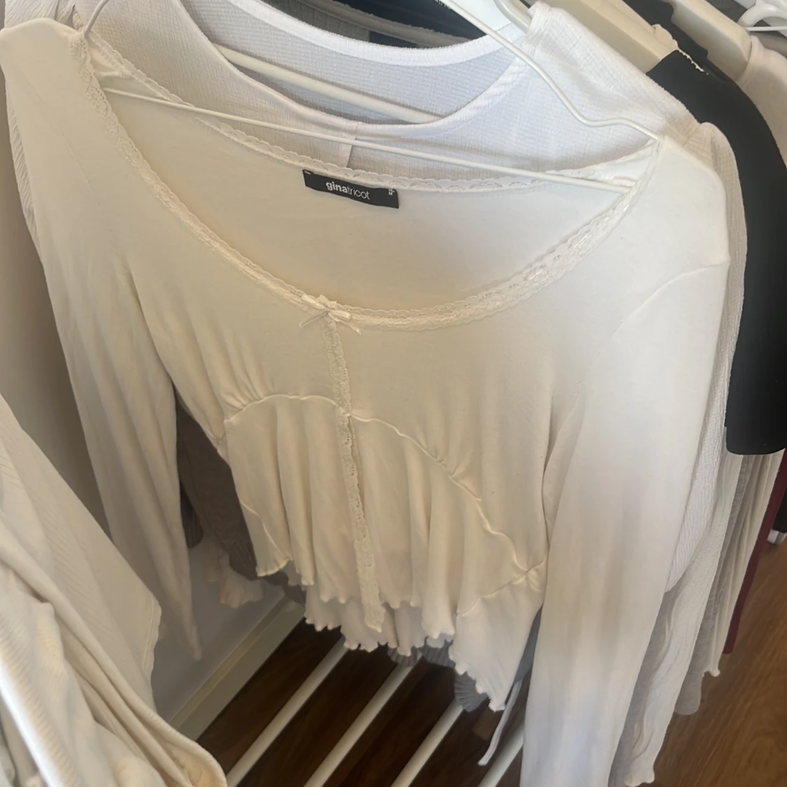 Vit långärmad blus från Gina Tricot