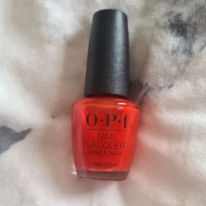 OPI nagellack - OPI nagellack i färgen Left Your Texts on Red, en intensivt röd nyans med subtilt skimmer. Flaskan rymmer 15 ml och har en klassisk svart kork. Perfekt för dig som vill ha riktigt snygga, glansiga naglar med en poppig färg.