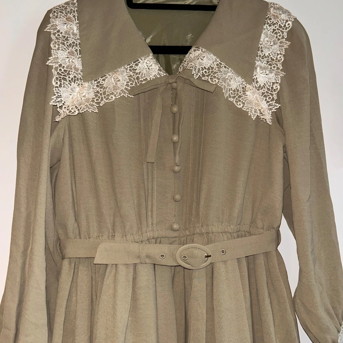 Matcha grön långklänning med spetsdetaljer - 2