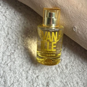 Solinotes Vanille Eau de Parfum - En stilren parfymflaska i glas med guldig spraykork och tydlig gul text. Doften är Vanille från Solinotes, vilket ger en söt och varm vaniljton. Flaskan är rund och genomskinlig med guldfärgade detaljer som ger en fräsch och modern känsla.
