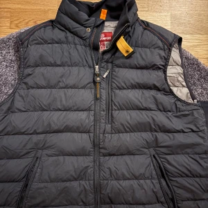 Svart dunväst från Parajumpers - Säljer en svart dunväst från Parajumpers i storlek XL passar även dom som har storlek L.Västen är quiltad och superlätt. 